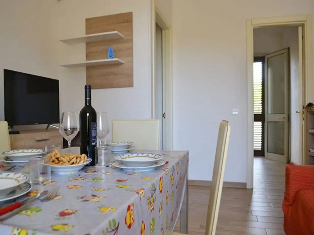 Air-conditioned Apartment Near The Beach With Spacious Balcony & Garden, Pets