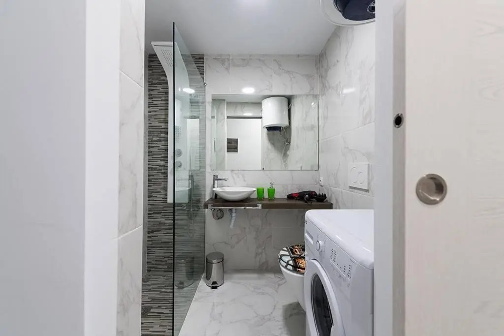 5 min walk from Yumbo 208