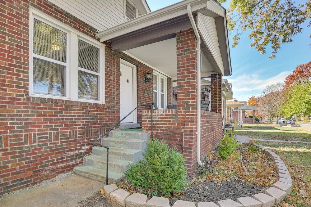 1 Mi to Delmar Loop! University City Bungalow
