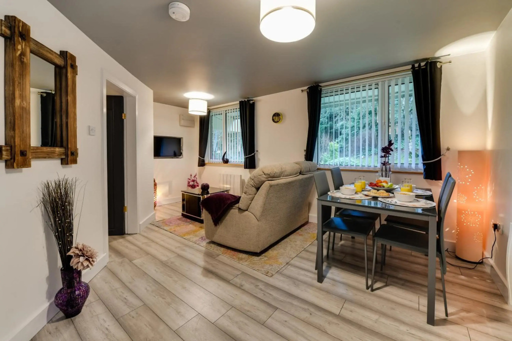 1 Bedroom Swinley Apartment Wigan, A Walk to Albert Infirmary & Town Centre, Free Parking