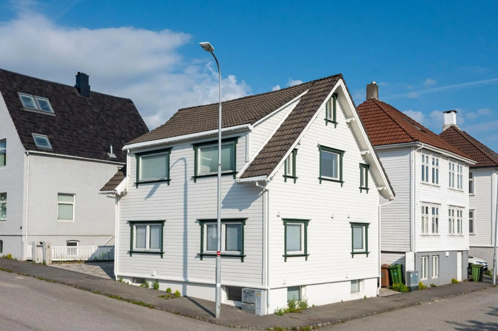 Practical Basement Apt with all home comforts close to City Centre