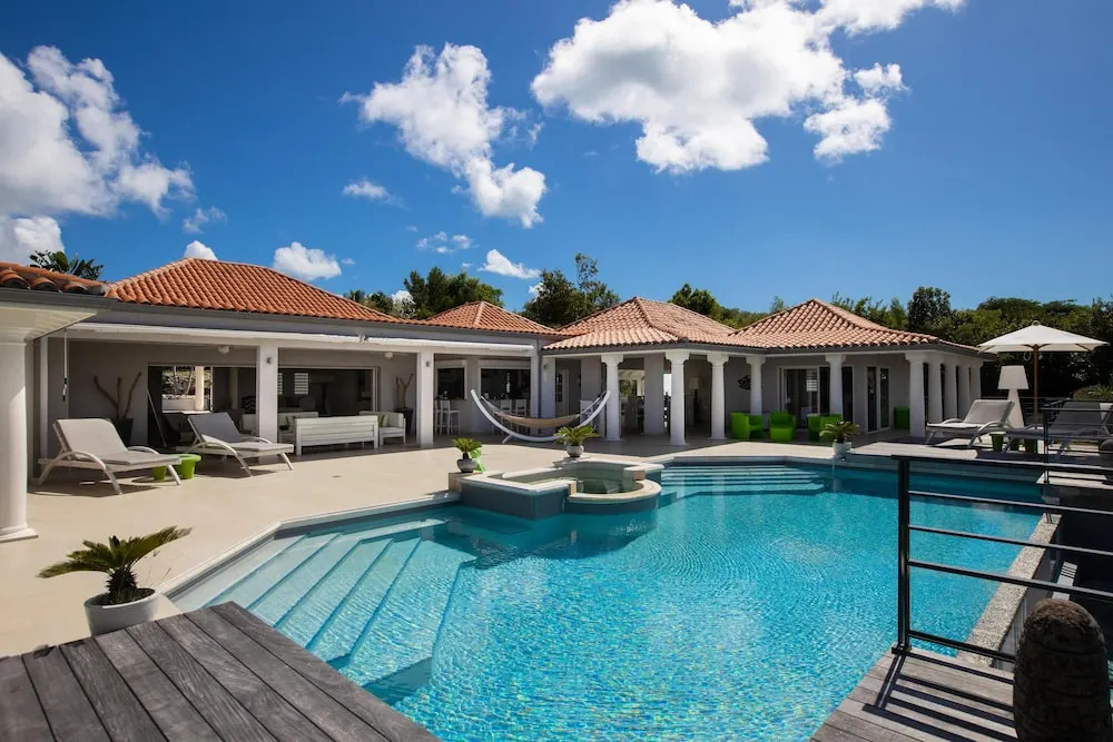 Walk to the Beach! Fabulous Villa With Huge Heated Pool, AC, Free Wifi, Ideal for Groups