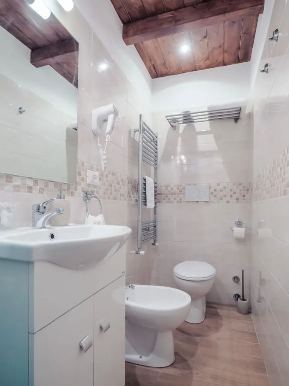 LOpera Rooms & Suite