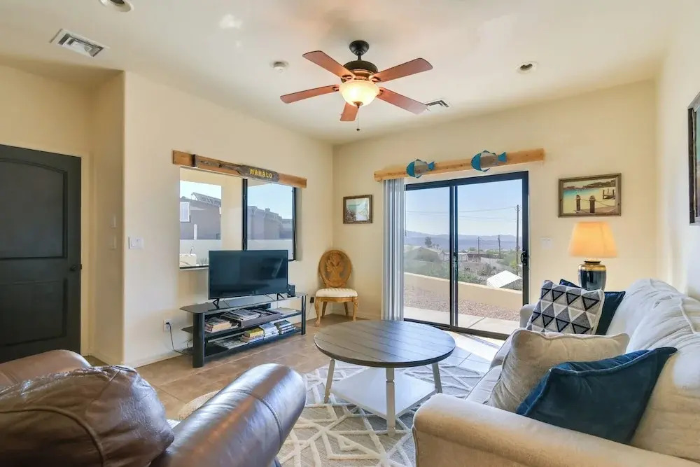 5 Mi to Lake Havasu: Bright Cottage w/ Fire Pit!
