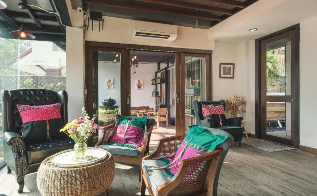 33 Poshtel