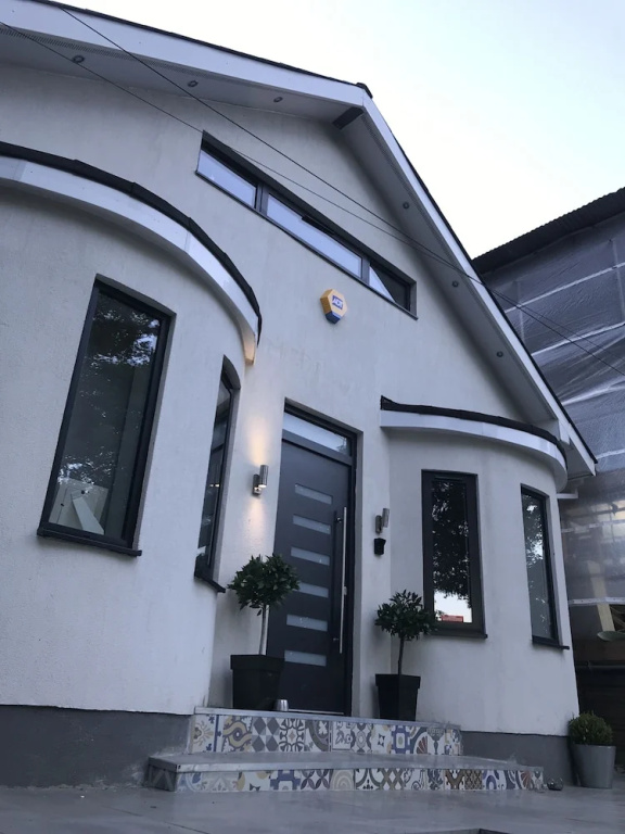 Artsy Retreat - Sleeps 4, Free Parking & Balcony
