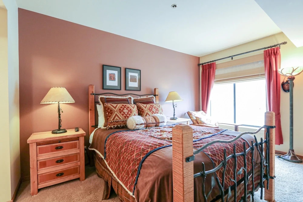Silver Bear 22 Pet-Friendly, Cozy, Underground Parking, Walk to Canyon Lodge by RedAwning