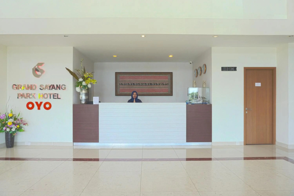 RedDoorz Plus At Grand Sayang Park Hotel Makassar