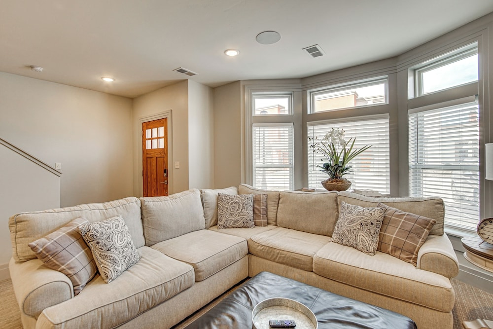 Hike, Golf & Unwind! Mtn-view Cedar City Townhome