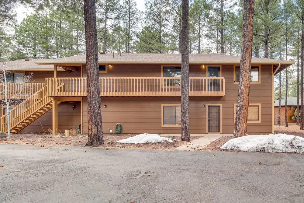 Sledding Thrills & Fireside Warmth: Pinetop Home