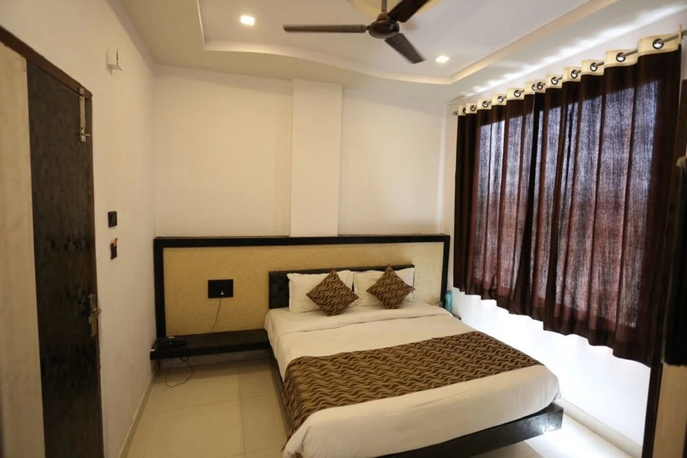 Hotel raj palace near railway station