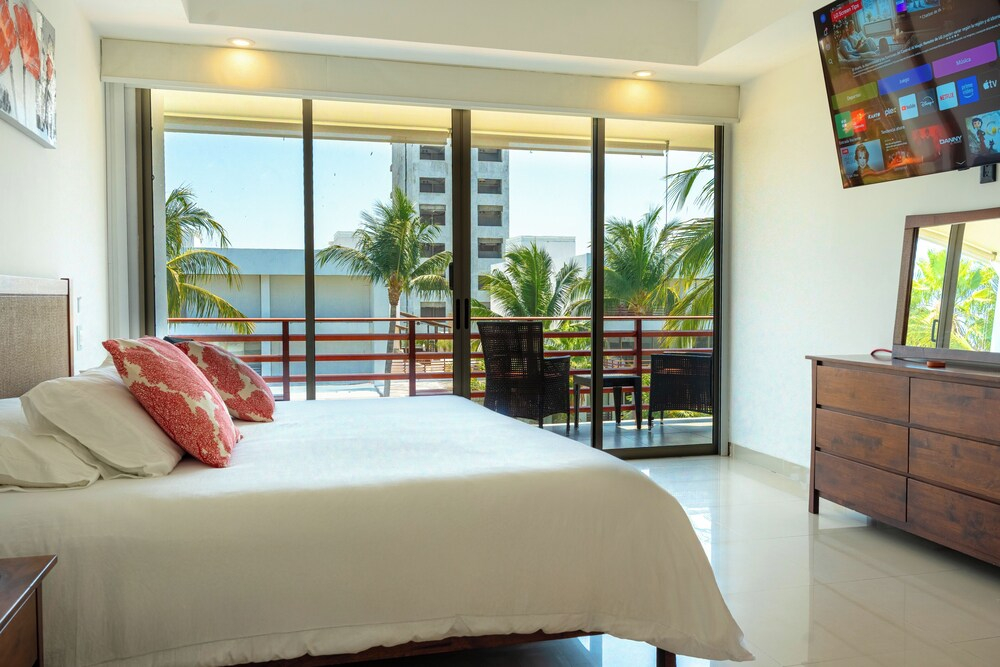 Luxury Condo with Private Beach 4BR