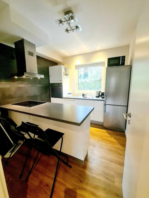 New Large 2 bedrooms with Parking