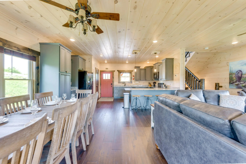 Misty Mountain Stop: Mountain Views, Hot Tub, Game Room, Theater Room