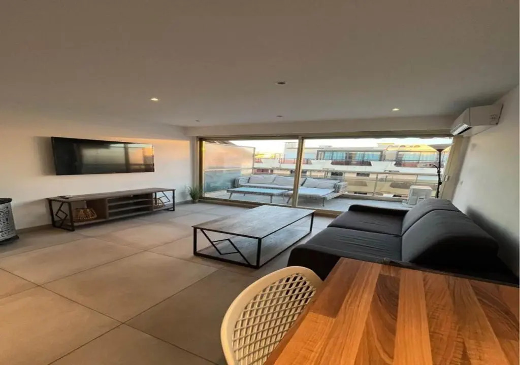 Très beau studio avec terrasse, situé à 100m des plages de Juans les pins
