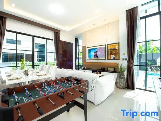 Modern 3BR British Pool Villa + 5KM Jomtien Beach