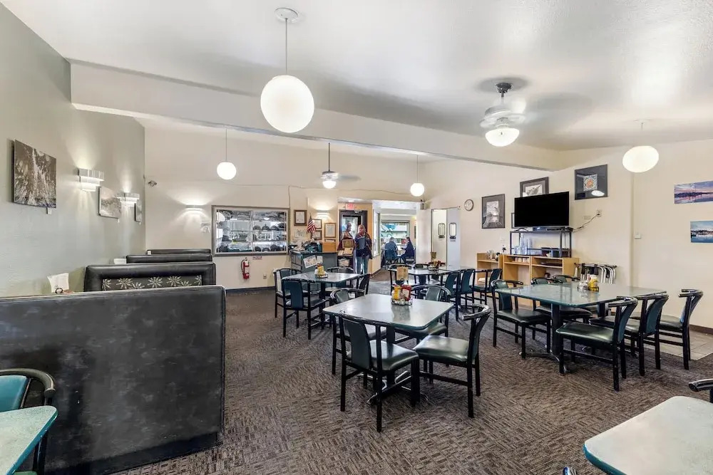 Breeze Inn Hotel & Motel