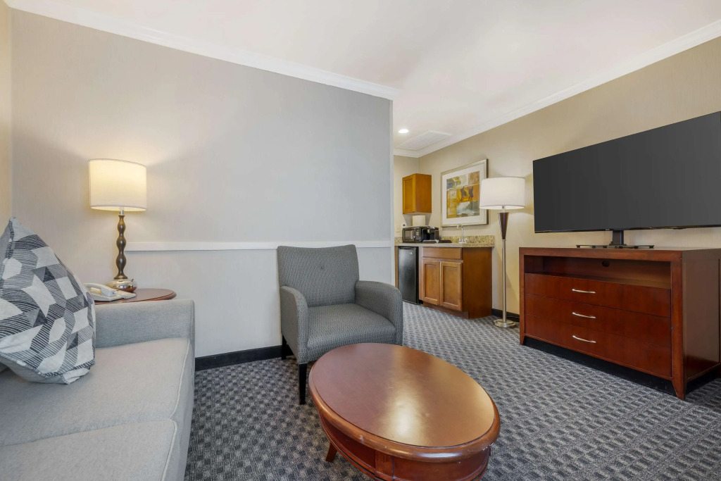 Best Western Plus Marina Shores Hotel