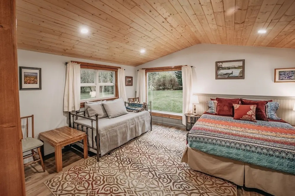 71mf- Rustic - Pets Ok - Sleeps 4 1 Bedroom Cabin by RedAwning