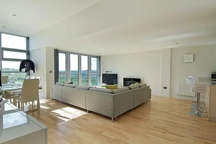 Apartment 4, Zinc