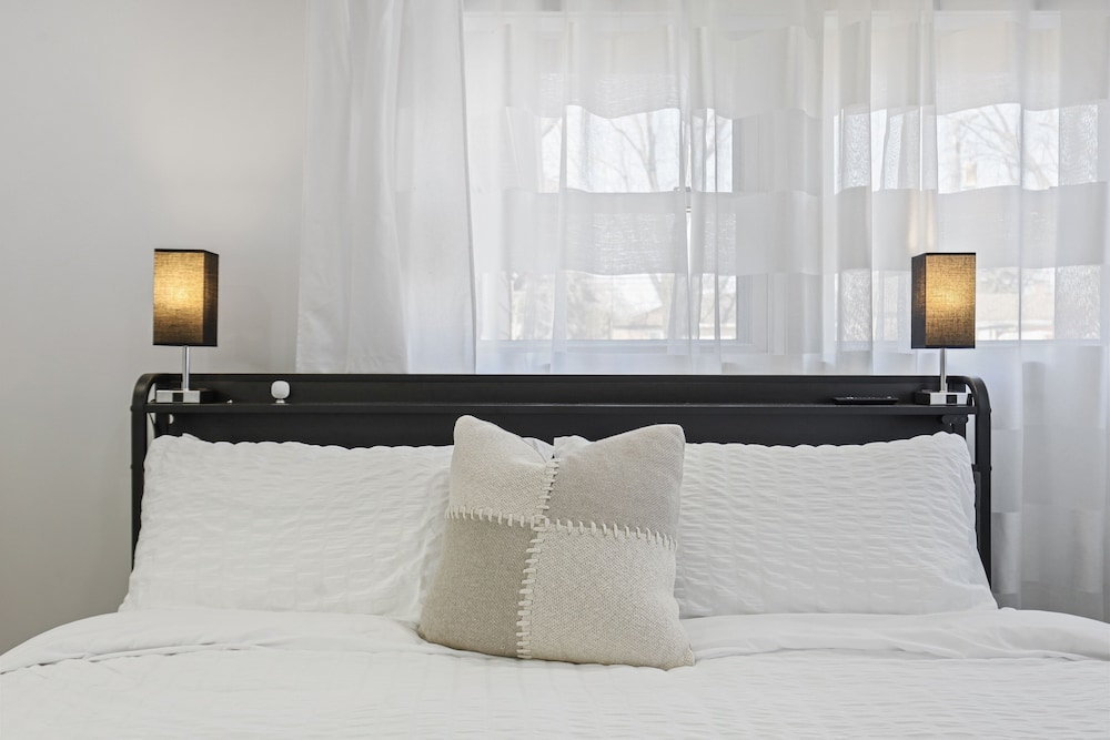 Modern Home Near Rosemont/allstate Arena O'hare 3 Bedroom Home
