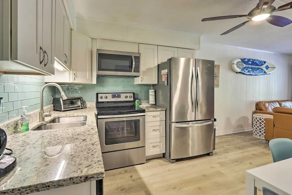 Hilton Head Condo w/ Covered Balcony + Pool Access