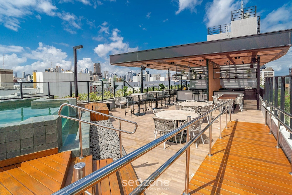 Oceanfront Studio in Building w/ Pool Bre0116