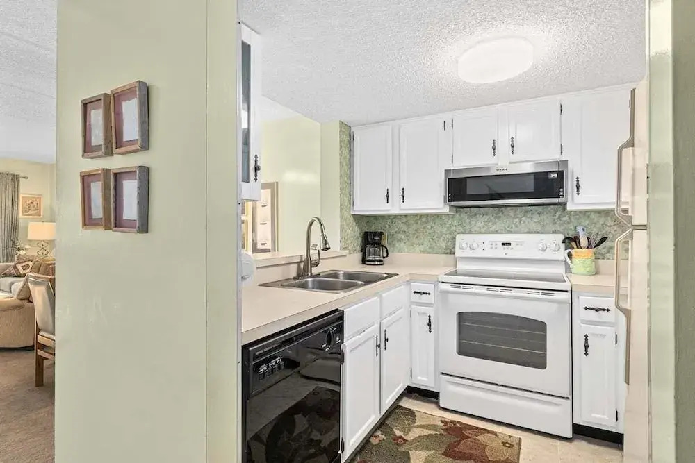 St Augustine Beach Retreat~ Oceanfront Resort 2 Pools Hot Tubs Pickleball, Trolley!
