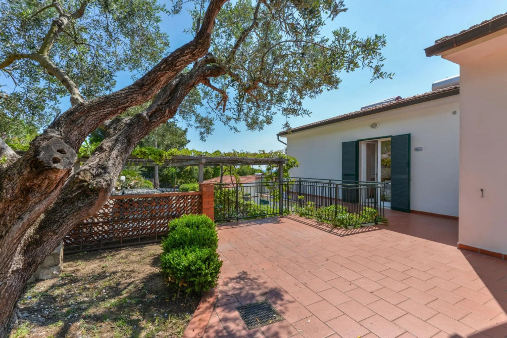 Three-room apartment with separate entrance, with large terrace overlooking the sea-Calipso