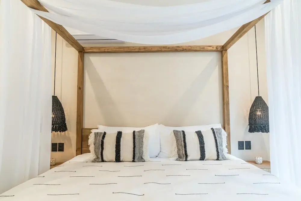 Luxurious Stylish 3BR Apartment Exceptional Location Private Pool Uncovered Patio