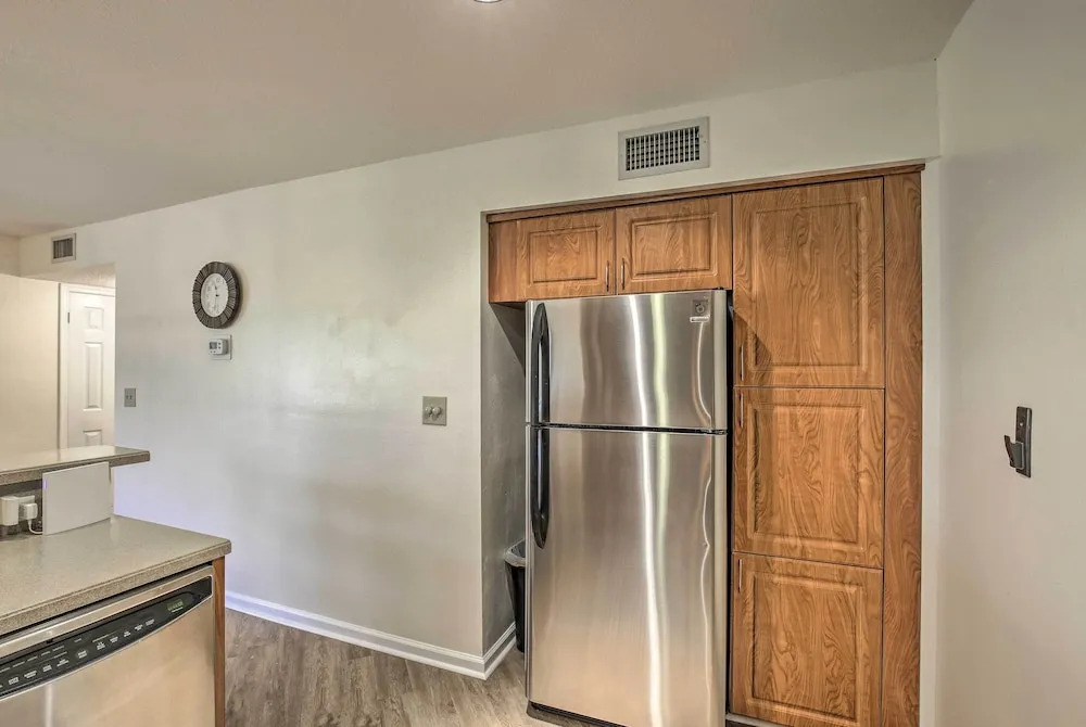 St Pete Condo w/ Heated Pool - 3 Miles to Beach!