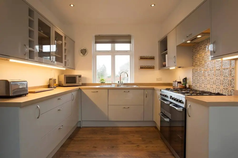 10 Bedroom Home In Glastonbury Beautiful Garden