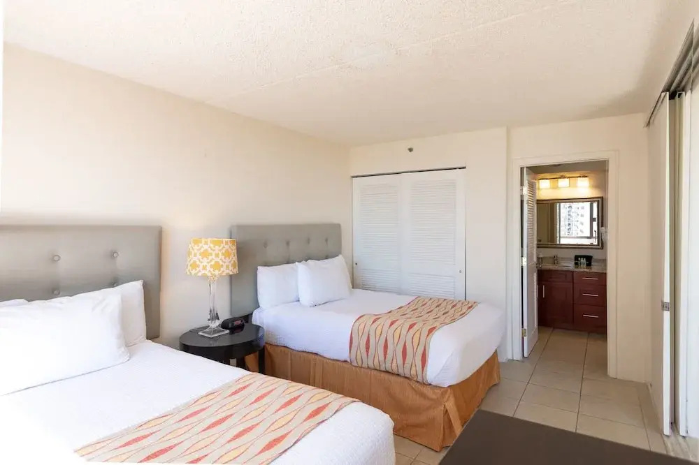 Waikiki Banyan - Ocean View Tower 2 Suite 2310