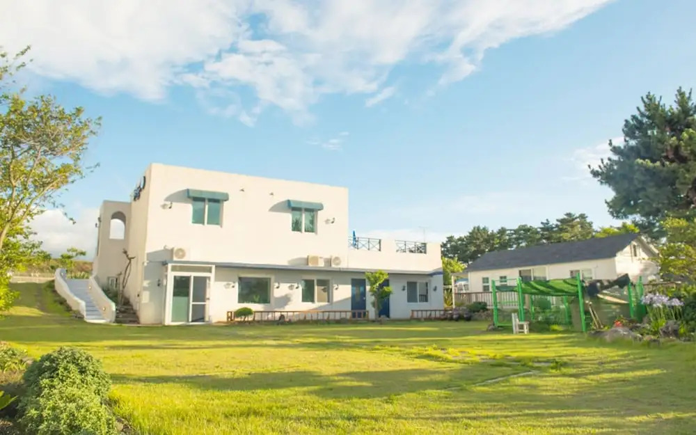 Jeju Hayandeungdae Pension