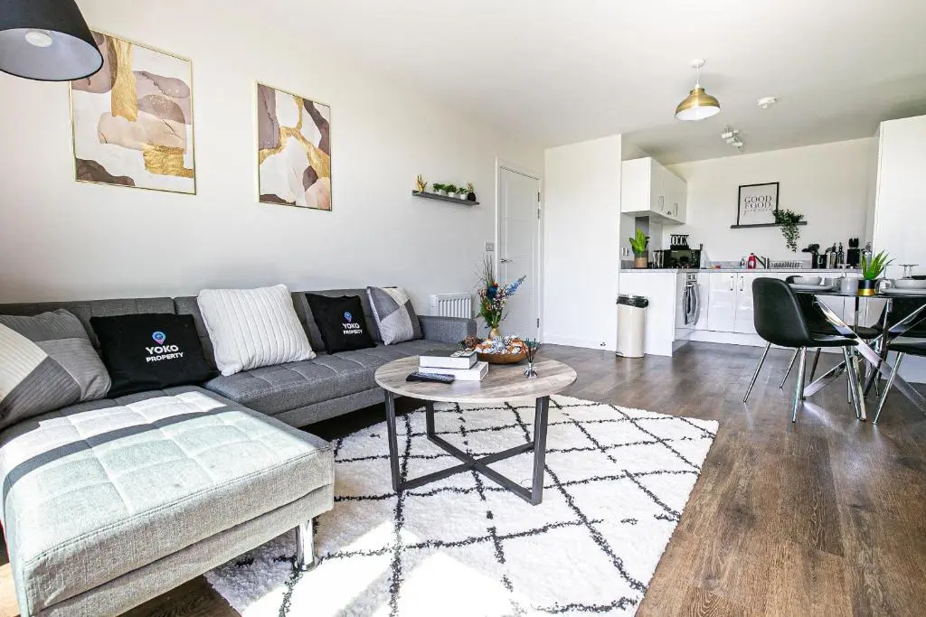 Penthouse Apartment - City Centre - Free Parking, Balcony, Fast Wifi and Smart TV with Netflix by Yoko Property