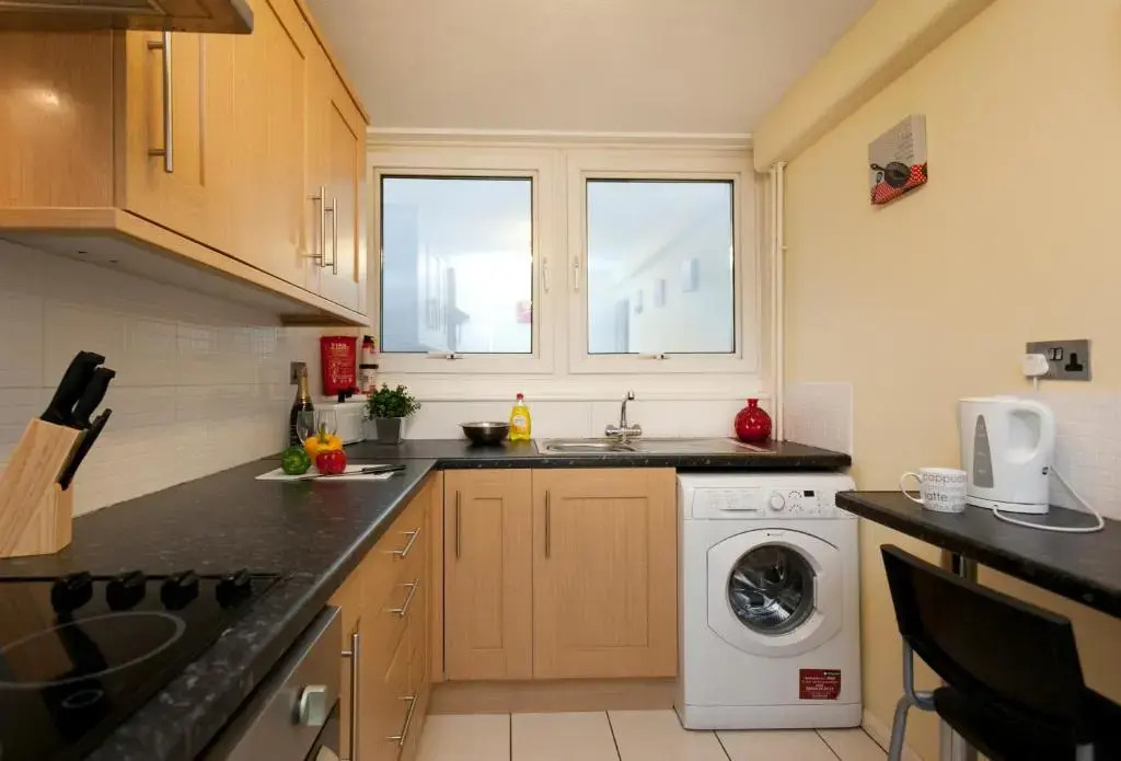 Victoria Centre 2 Bedroom Apartments with 4 Beds in Victoria Centre Shopping Centre - Nottingham City Centre - 24 hour access - Most Central Location - Full Kitchen - Opposite Hilton - Parking for Cars or Vans from Five pounds a day - Sunday 1pm Check-out