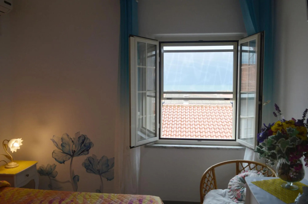 Holiday apartment in a small condominium 300 meters from the sea shore with sea view from the bedroo-Appartamento dei Gabbiani