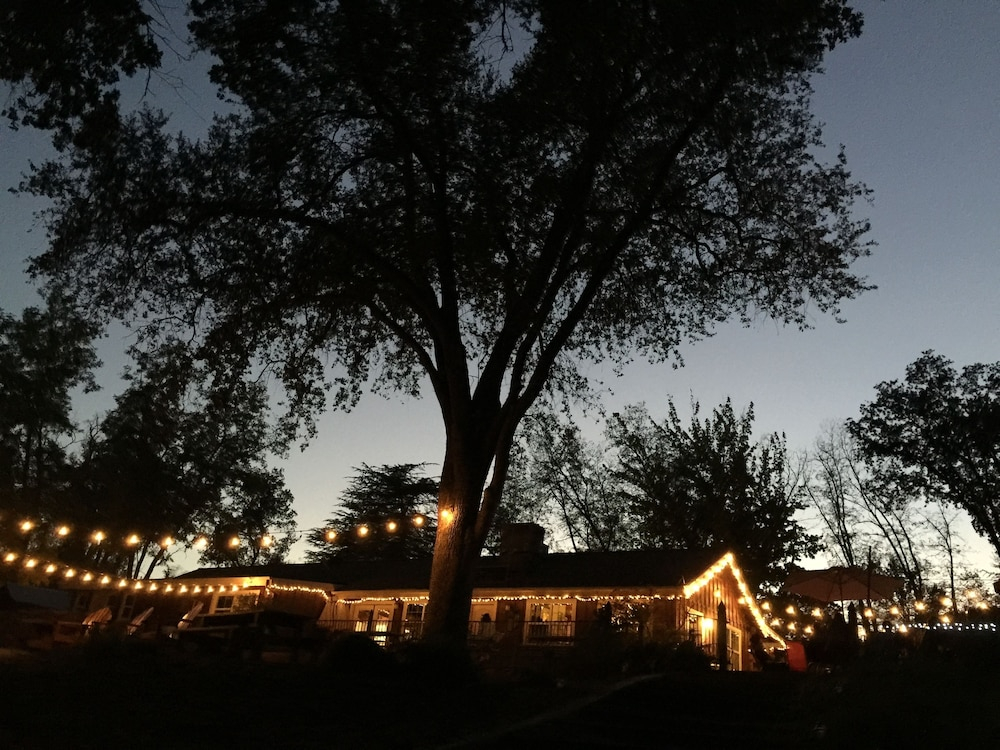 Queens Inn By The River
