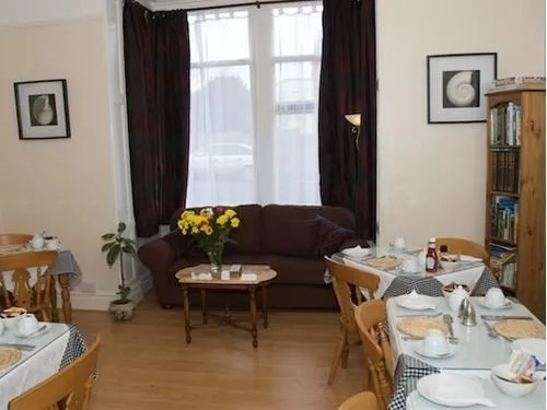 Harlequin Guest House with parking