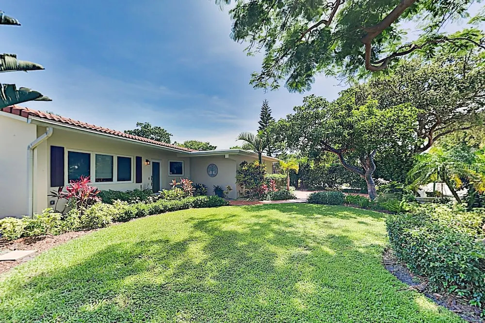 Steps To Beach! Heated Pool, Spa & Chefs Kitchen 3 Bedroom Home