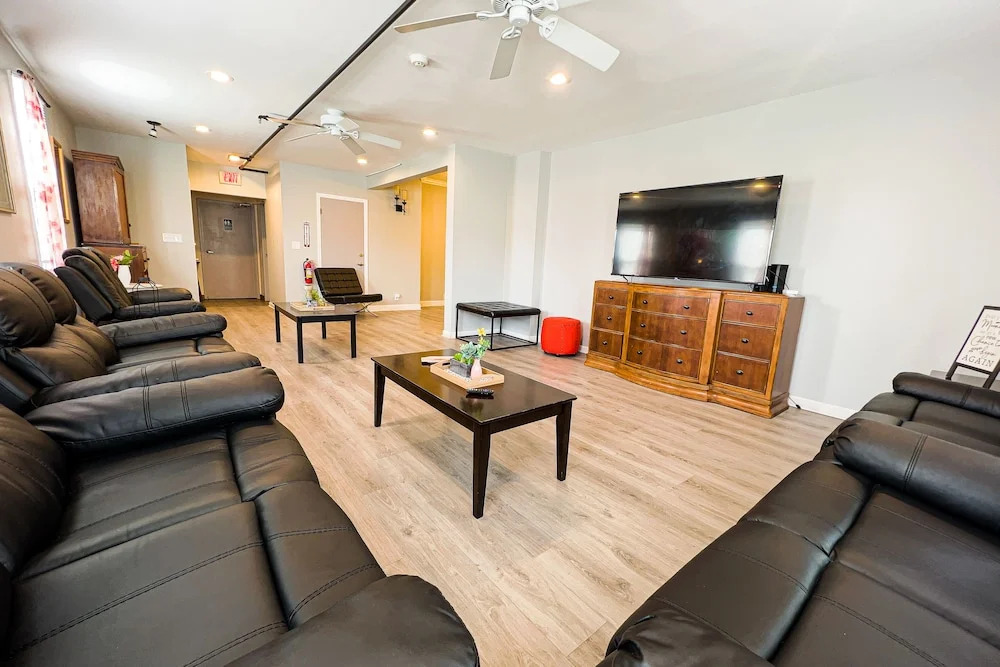 THE 1023 With Private Yard & Parking, Near Falls & Casino by Niagara Hospitality