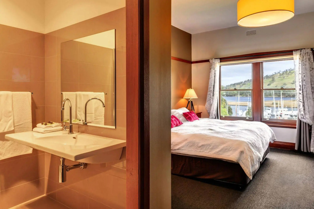 Kermandie Waterfront Hotel
