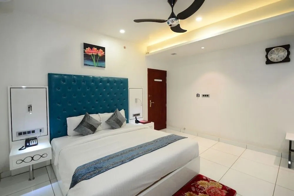 Hotel Golden Manor-City Center Bani Park