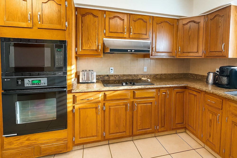 Fun Retro Island Vibe - Sleeps 17 - Beach 1 Block