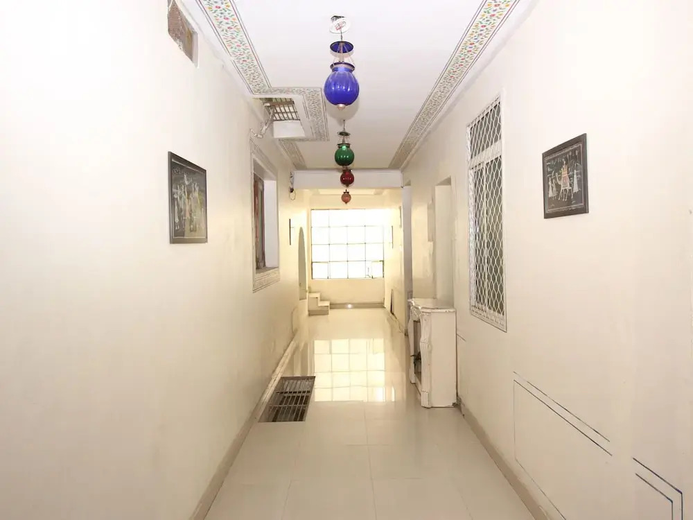 OYO 12115 Hotel Raghuraj Palace