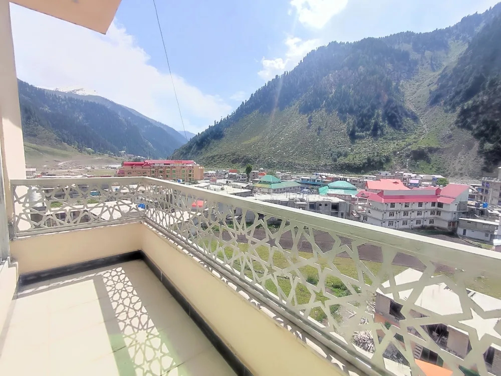 Jovial Gold Naran