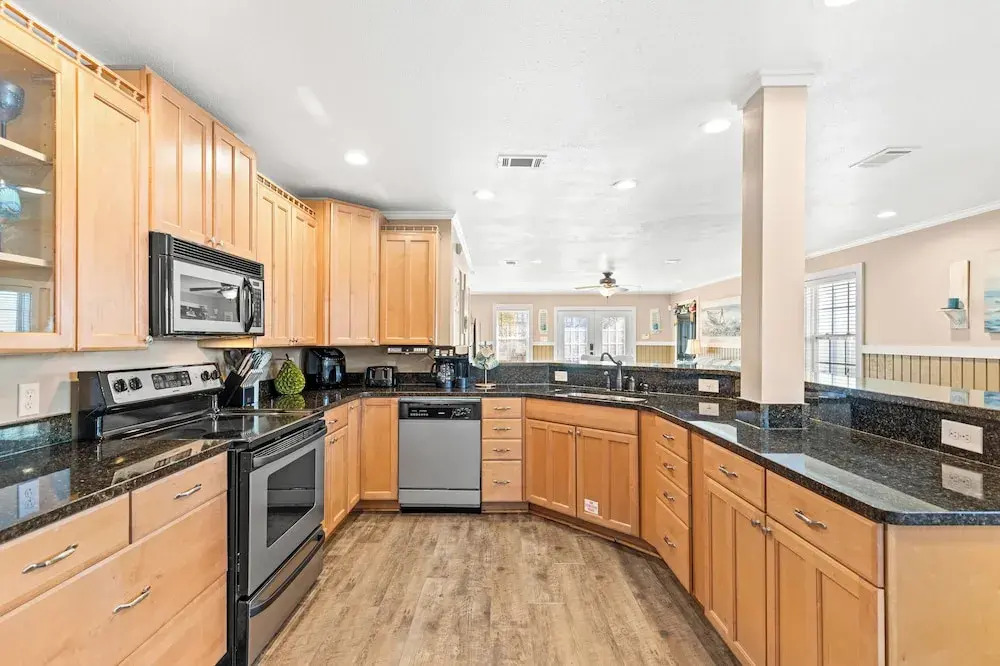 Just Beachy 3BR Dog-friendly Townhouse Near Beaches & Attractions!