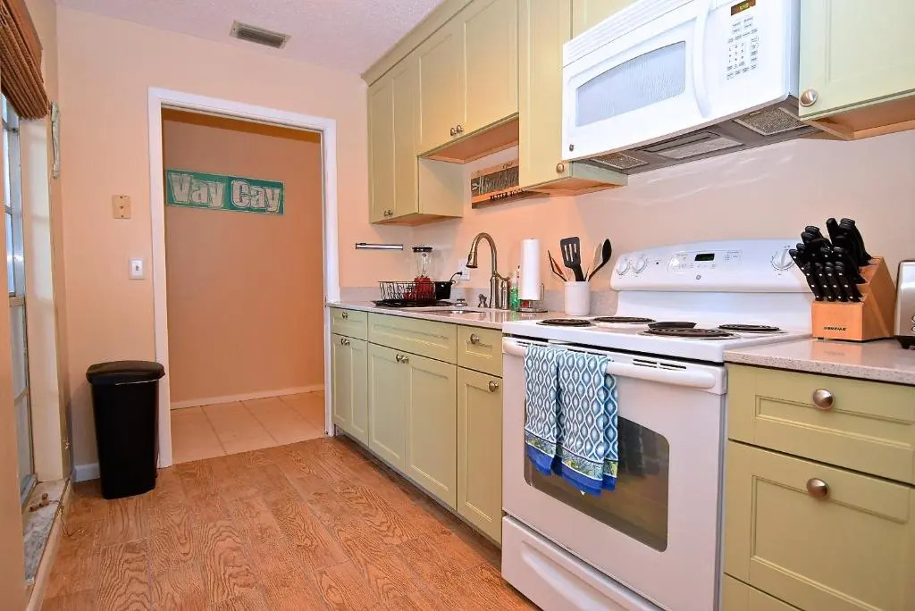 Crescent Street 1138 B, Walk to the beach, Pool, 1 Bedroom, Pet Friendly