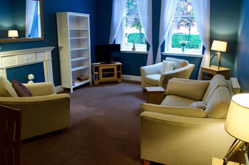 2 Bedroom Abbeyhill Apartment