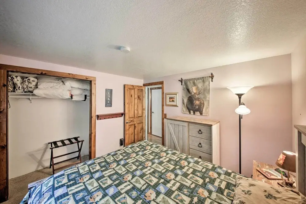 Quaint Priest Lake Cabin w/ Patio < 1 Mi to Lake!